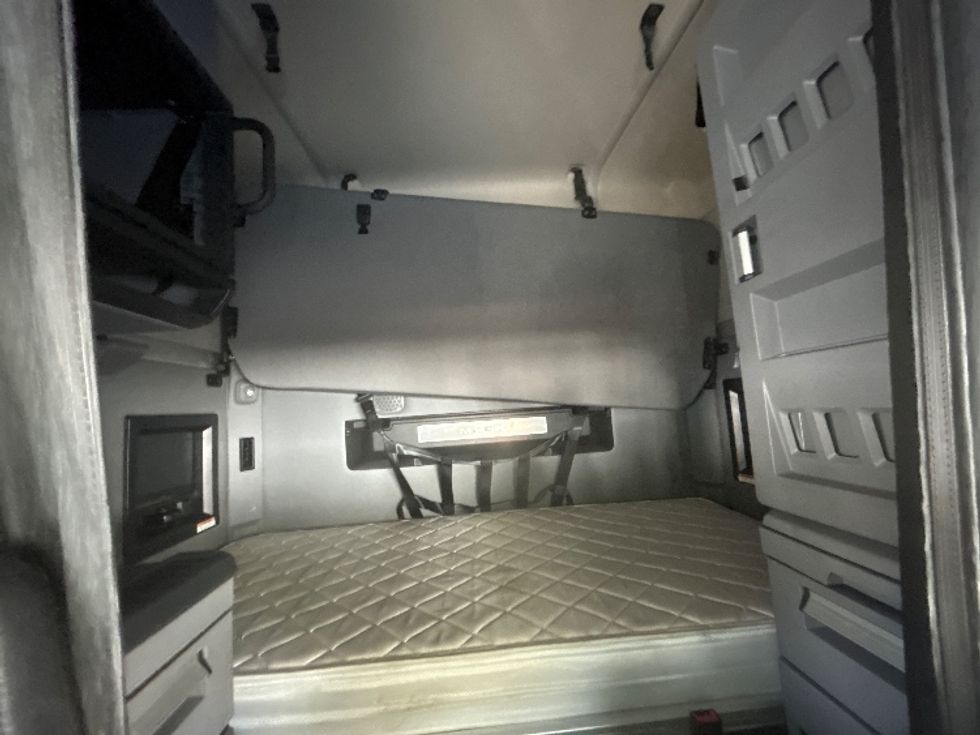 Sleeper Tractor-Heavy Duty Tractors-Mack-2022-ANTHEM-Indianapolis-IN-412,691\n\t\tmiles-$ 75,250 - Image 16