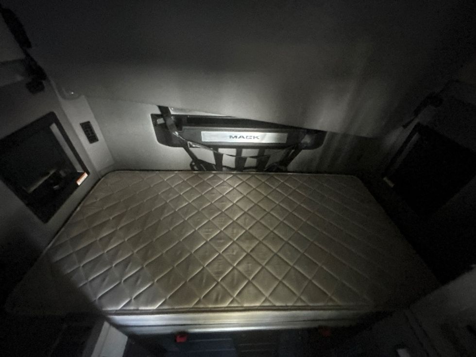 Sleeper Tractor-Heavy Duty Tractors-Mack-2022-ANTHEM-Indianapolis-IN-412,691\n\t\tmiles-$ 75,250 - Image 17