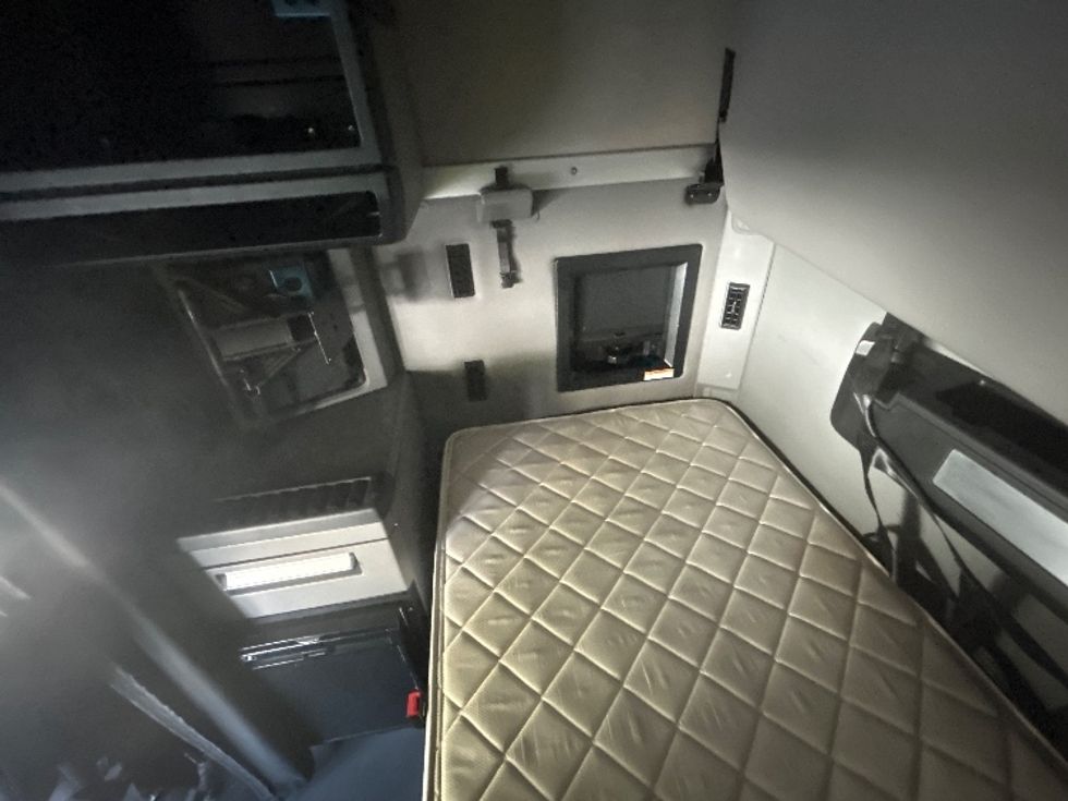 Sleeper Tractor-Heavy Duty Tractors-Mack-2022-ANTHEM-Indianapolis-IN-412,691\n\t\tmiles-$ 75,250 - Image 19