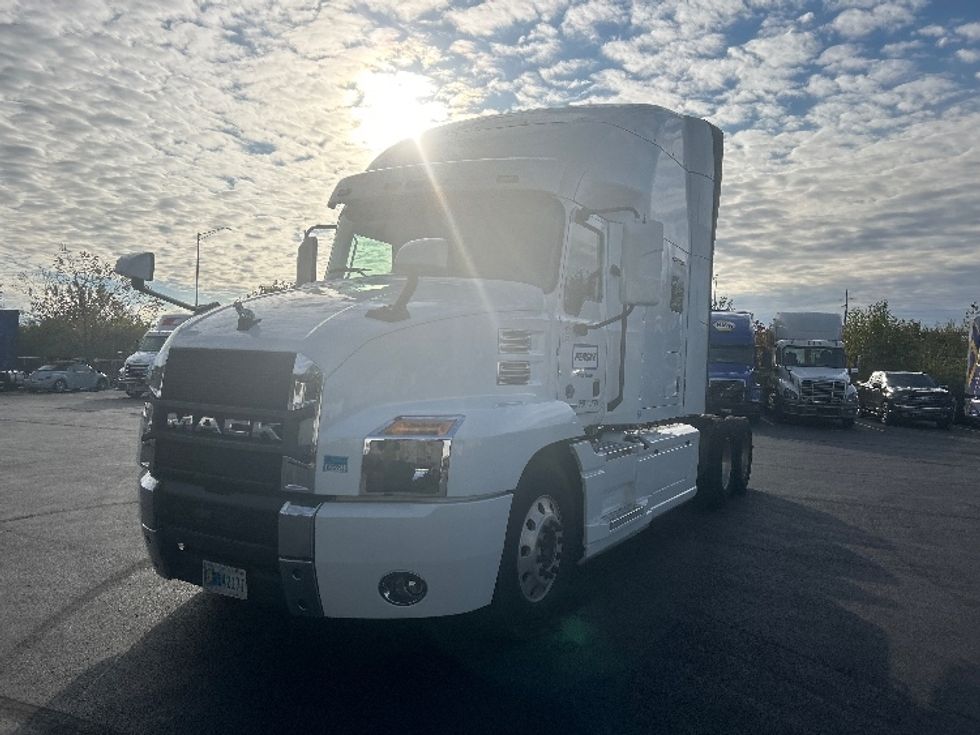 Sleeper Tractor-Heavy Duty Tractors-Mack-2022-ANTHEM-Indianapolis-IN-412,691\n\t\tmiles-$ 75,250 - Image 3