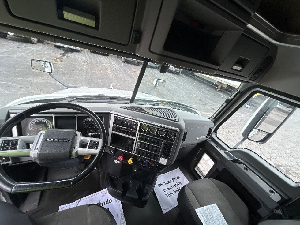 Sleeper Tractor-Heavy Duty Tractors-Mack-2022-ANTHEM-Liverpool-NY-391,553\n\t\tmiles-$ 78,250 - Image 12