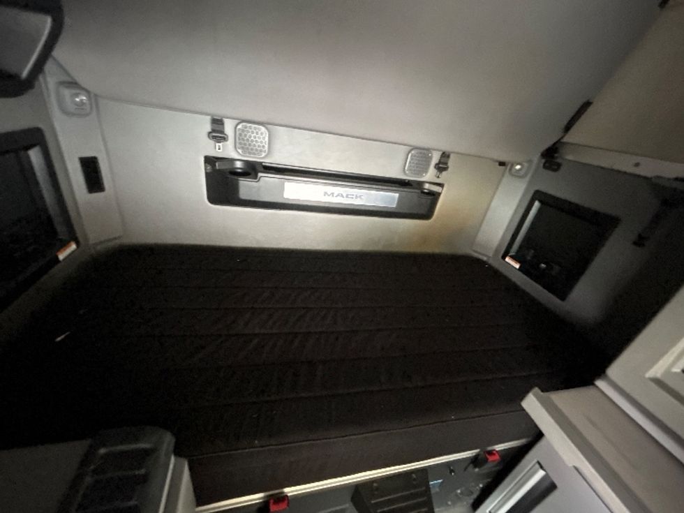 Sleeper Tractor-Heavy Duty Tractors-Mack-2022-ANTHEM-Liverpool-NY-391,553\n\t\tmiles-$ 78,250 - Image 17