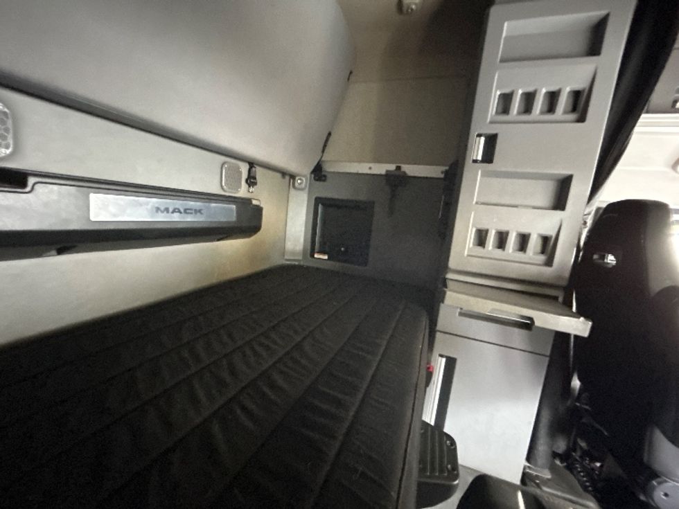 Sleeper Tractor-Heavy Duty Tractors-Mack-2022-ANTHEM-Liverpool-NY-391,553\n\t\tmiles-$ 78,250 - Image 18