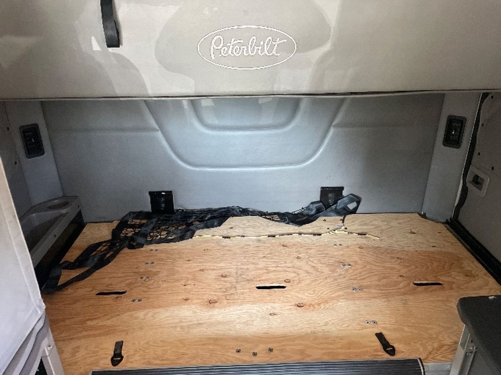 Sleeper Tractor-Heavy Duty Tractors-Peterbilt-2016-579-Dallas-TX-613,447\n\t\tmiles-$ 44,250 - Image 16