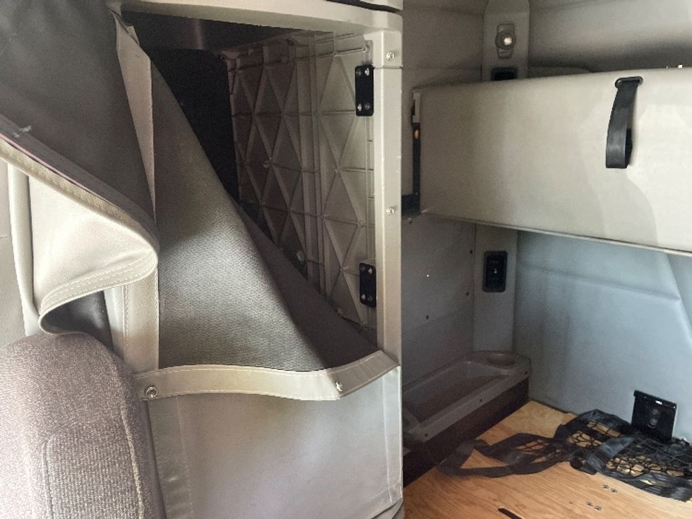 Sleeper Tractor-Heavy Duty Tractors-Peterbilt-2016-579-Dallas-TX-613,447\n\t\tmiles-$ 44,250 - Image 17