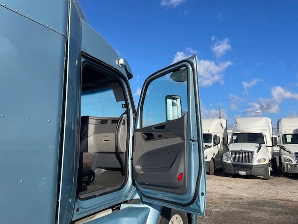 Sleeper Tractor-Heavy Duty Tractors-Peterbilt-2016-579-Dallas-TX-679,340\n\t\tmiles-$ 35,250 - Image 13