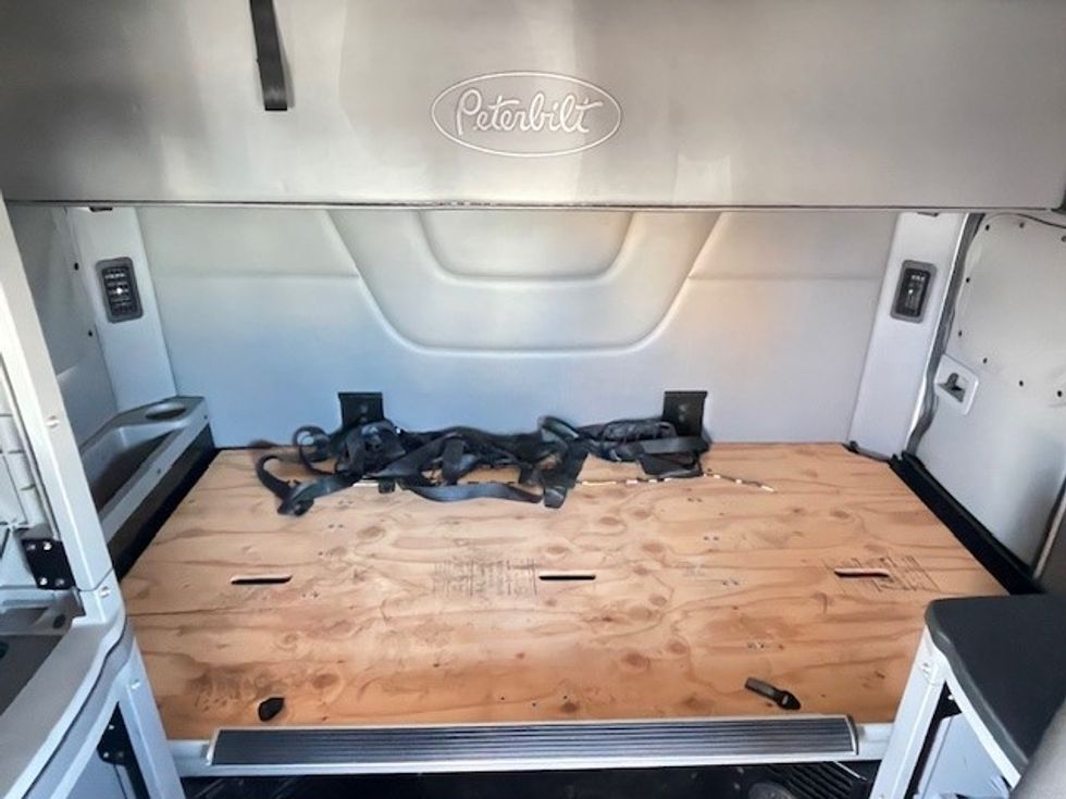 Sleeper Tractor-Heavy Duty Tractors-Peterbilt-2016-579-Dallas-TX-679,340\n\t\tmiles-$ 35,250 - Image 16