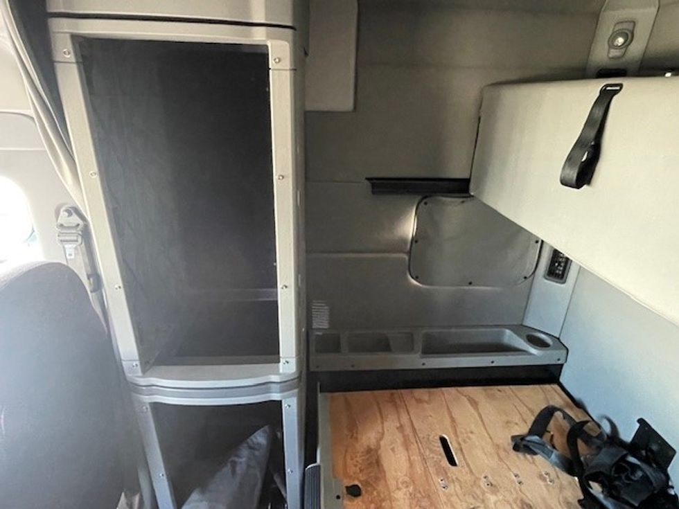 Sleeper Tractor-Heavy Duty Tractors-Peterbilt-2016-579-Dallas-TX-679,340\n\t\tmiles-$ 35,250 - Image 19