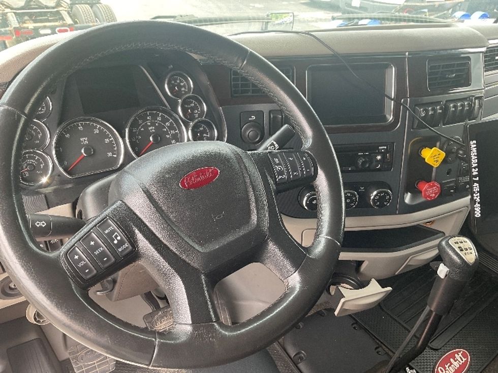 Sleeper Tractor-Heavy Duty Tractors-Peterbilt-2019-579-Akron-OH-160,000\n\t\tmiles-$ 69,750 - Image 12