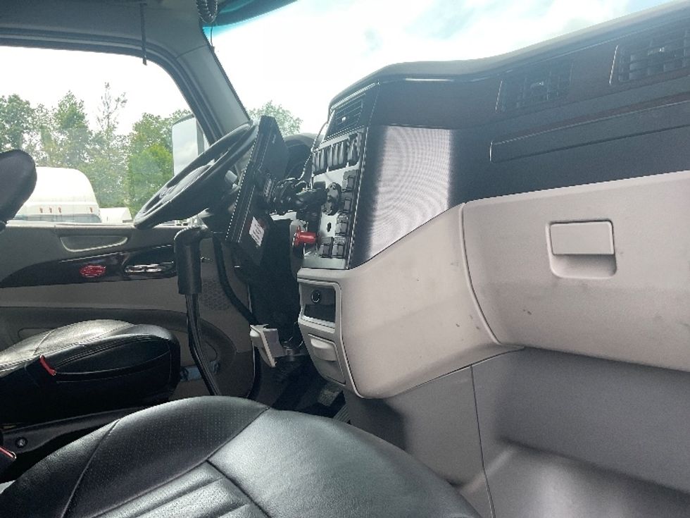 Sleeper Tractor-Heavy Duty Tractors-Peterbilt-2019-579-Akron-OH-160,000\n\t\tmiles-$ 69,750 - Image 14