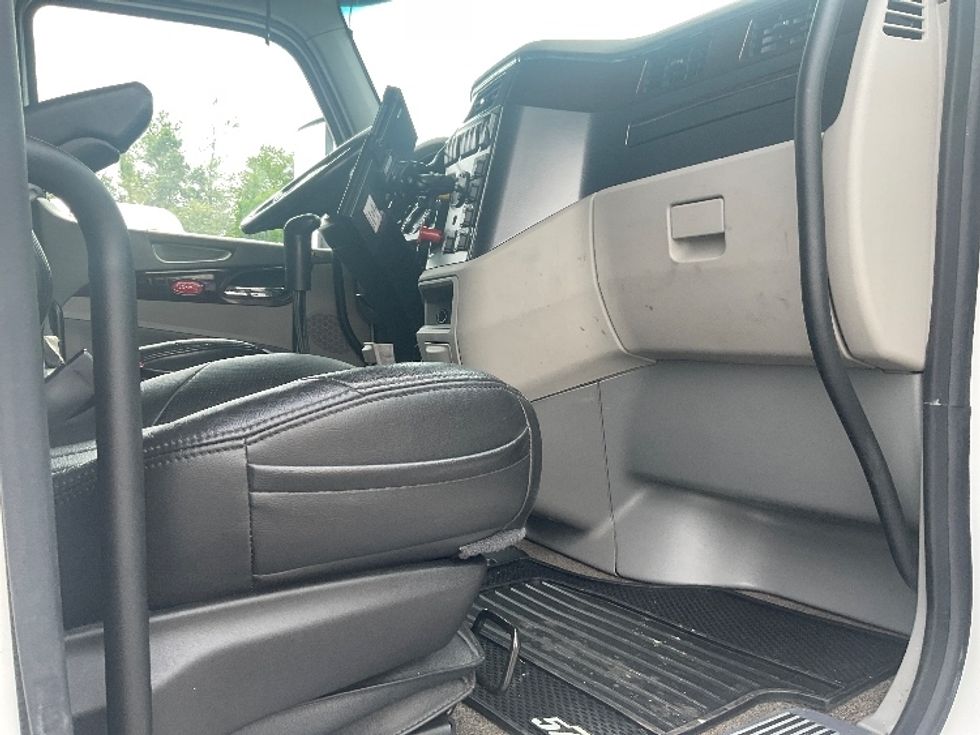 Sleeper Tractor-Heavy Duty Tractors-Peterbilt-2019-579-Akron-OH-160,000\n\t\tmiles-$ 69,750 - Image 15