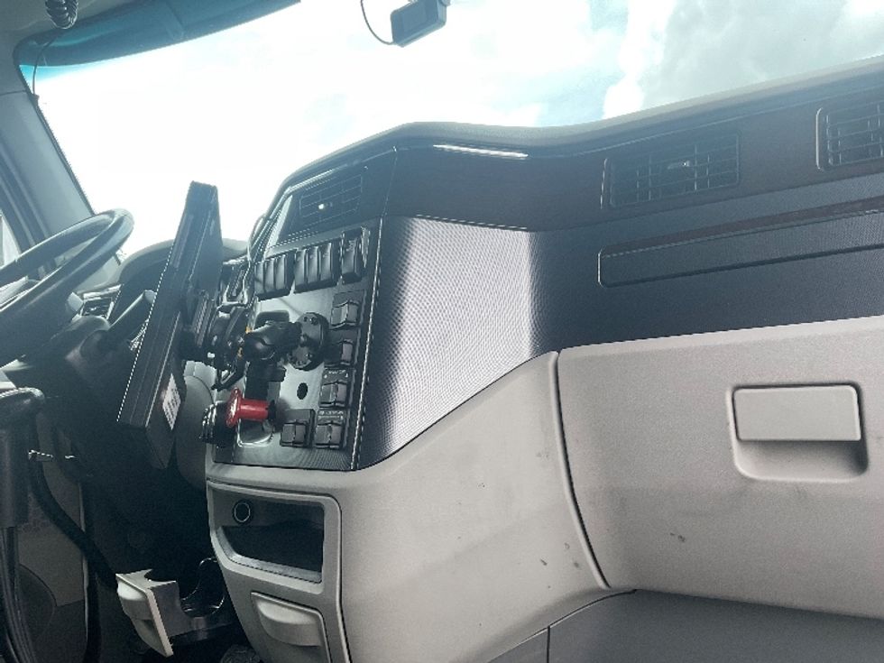 Sleeper Tractor-Heavy Duty Tractors-Peterbilt-2019-579-Akron-OH-160,000\n\t\tmiles-$ 69,750 - Image 16