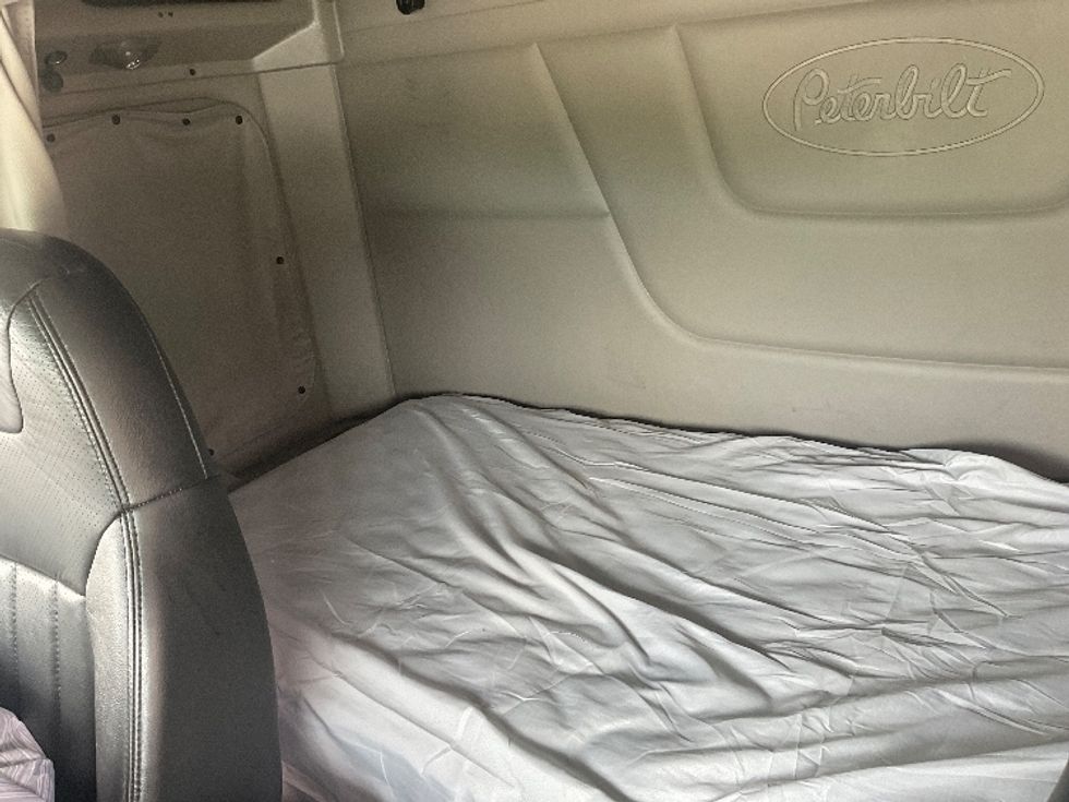 Sleeper Tractor-Heavy Duty Tractors-Peterbilt-2019-579-Akron-OH-160,000\n\t\tmiles-$ 69,750 - Image 17
