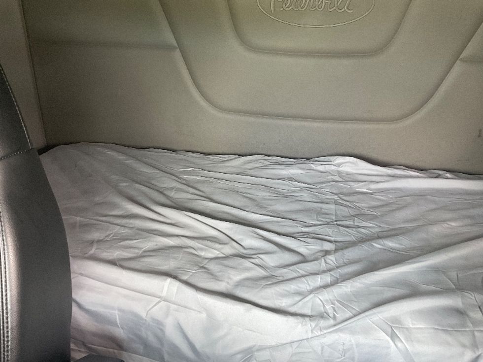 Sleeper Tractor-Heavy Duty Tractors-Peterbilt-2019-579-Akron-OH-160,000\n\t\tmiles-$ 69,750 - Image 18