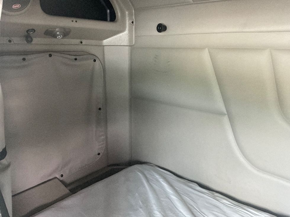 Sleeper Tractor-Heavy Duty Tractors-Peterbilt-2019-579-Akron-OH-160,000\n\t\tmiles-$ 69,750 - Image 19