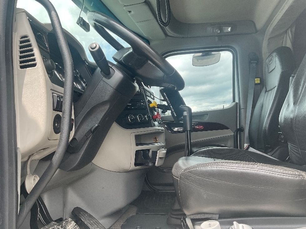 Sleeper Tractor-Heavy Duty Tractors-Peterbilt-2019-579-Akron-OH-160,000\n\t\tmiles-$ 69,750 - Image 9