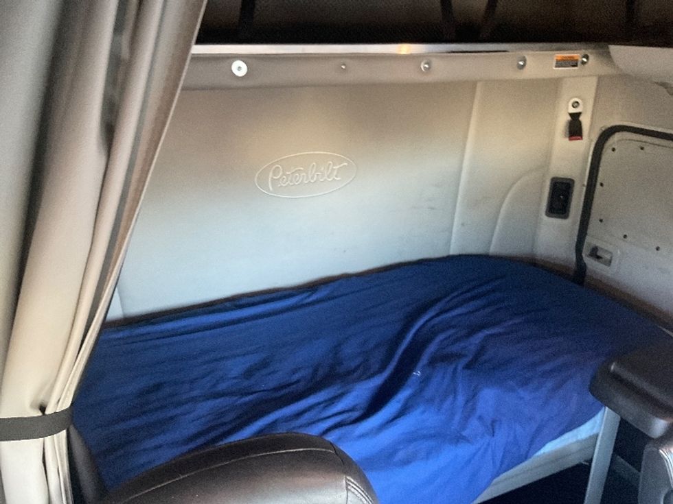 Sleeper Tractor-Heavy Duty Tractors-Peterbilt-2019-579-Akron-OH-196,930\n\t\tmiles-$ 62,750 - Image 17