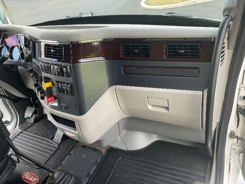 Sleeper Tractor-Heavy Duty Tractors-Peterbilt-2019-579-Akron-OH-232,300\n\t\tmiles-$ 65,750 - Image 14