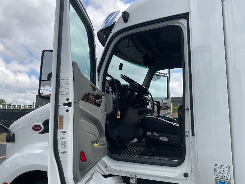 Sleeper Tractor-Heavy Duty Tractors-Peterbilt-2019-579-Akron-OH-232,300\n\t\tmiles-$ 65,750 - Image 9