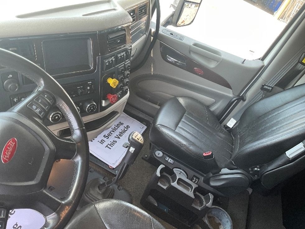 Sleeper Tractor-Heavy Duty Tractors-Peterbilt-2019-579-Akron-OH-235,666\n\t\tmiles-$ 68,500 - Image 10