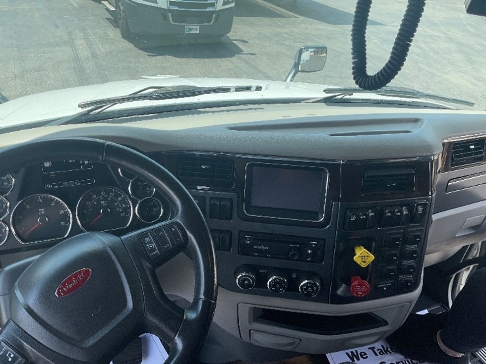Sleeper Tractor-Heavy Duty Tractors-Peterbilt-2019-579-Akron-OH-235,666\n\t\tmiles-$ 68,500 - Image 11