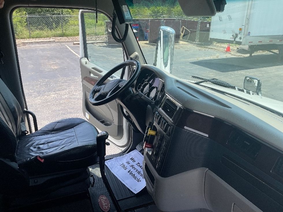 Sleeper Tractor-Heavy Duty Tractors-Peterbilt-2019-579-Akron-OH-235,666\n\t\tmiles-$ 68,500 - Image 14