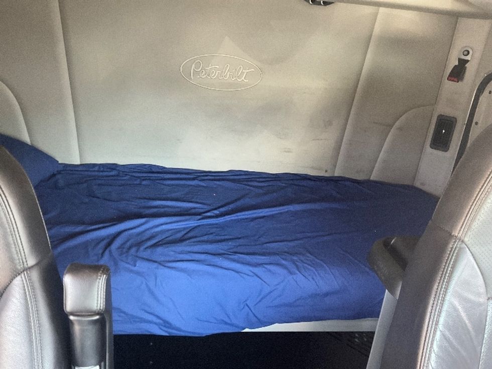 Sleeper Tractor-Heavy Duty Tractors-Peterbilt-2019-579-Akron-OH-235,666\n\t\tmiles-$ 68,500 - Image 15