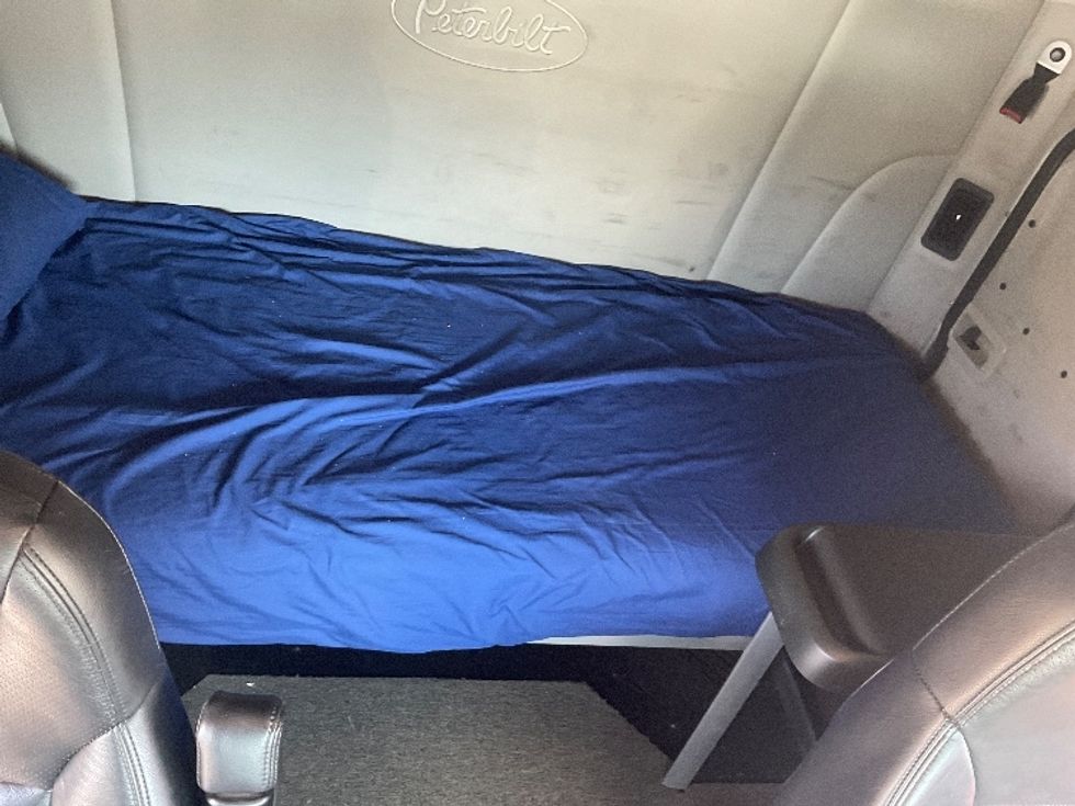 Sleeper Tractor-Heavy Duty Tractors-Peterbilt-2019-579-Akron-OH-235,666\n\t\tmiles-$ 68,500 - Image 16