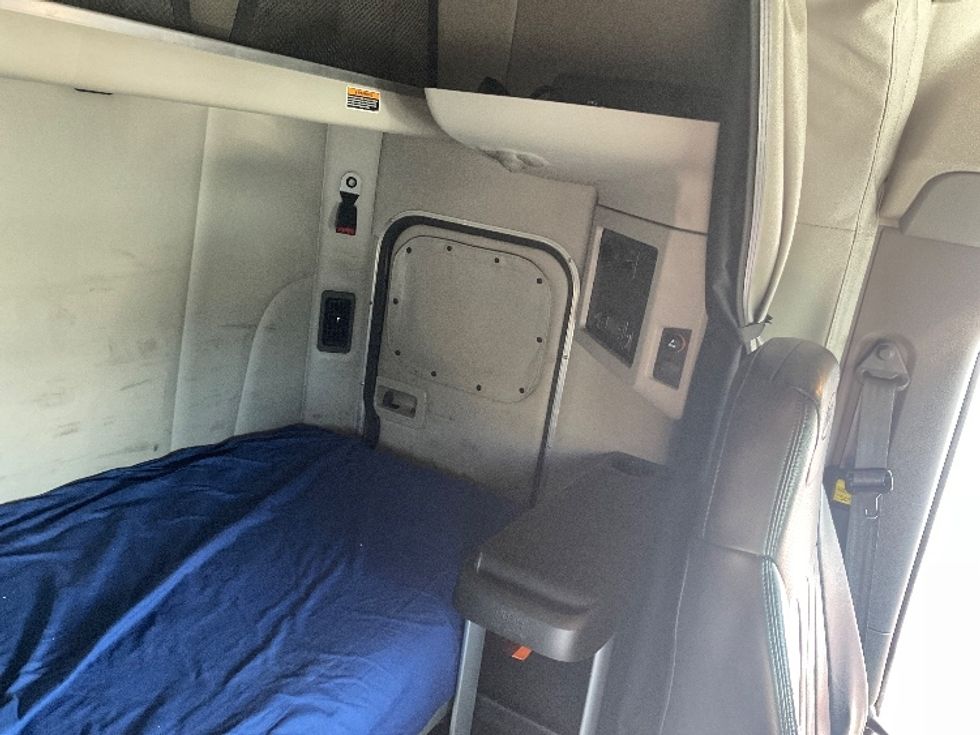 Sleeper Tractor-Heavy Duty Tractors-Peterbilt-2019-579-Akron-OH-235,666\n\t\tmiles-$ 68,500 - Image 17