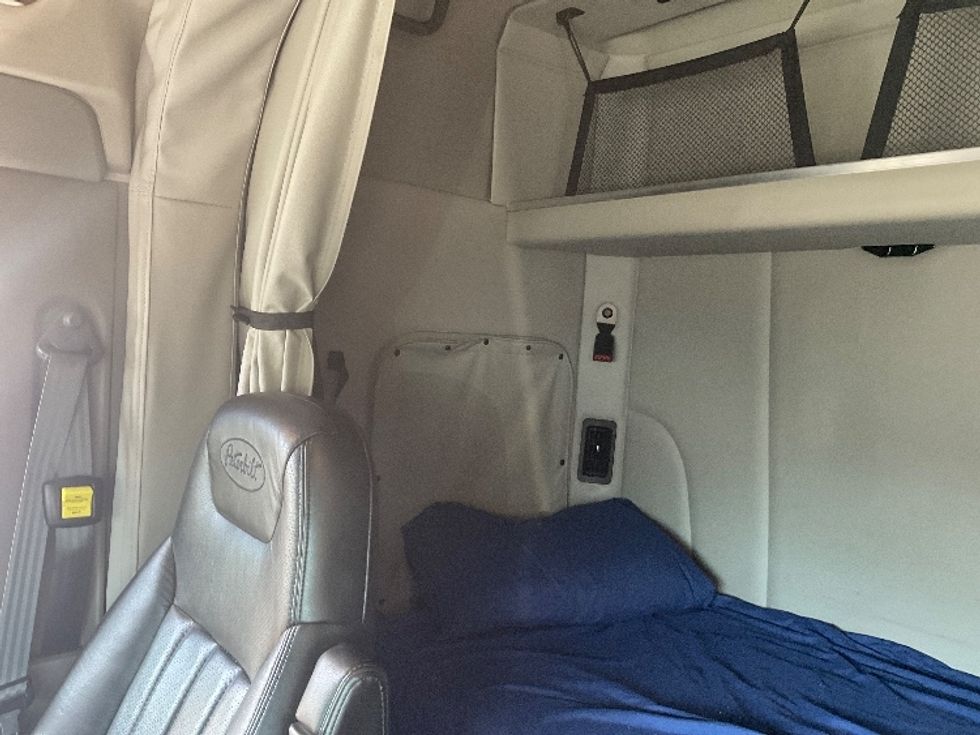 Sleeper Tractor-Heavy Duty Tractors-Peterbilt-2019-579-Akron-OH-235,666\n\t\tmiles-$ 68,500 - Image 18