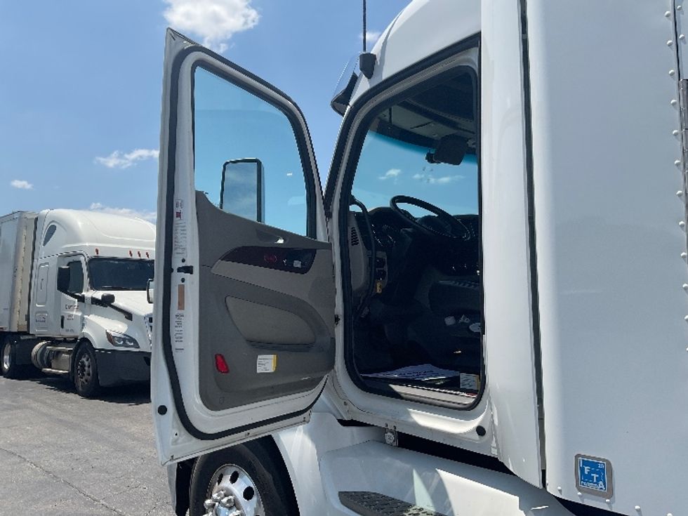 Sleeper Tractor-Heavy Duty Tractors-Peterbilt-2019-579-Akron-OH-235,666\n\t\tmiles-$ 68,500 - Image 9