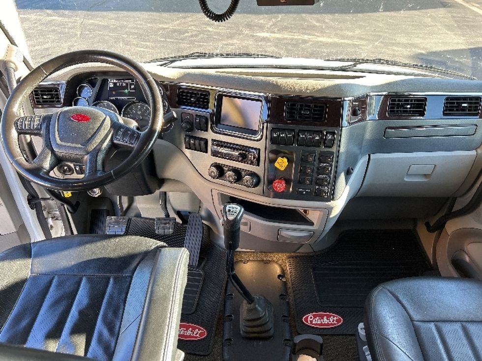 Sleeper Tractor-Heavy Duty Tractors-Peterbilt-2019-579-Akron-OH-272,308\n\t\tmiles-$ 67,000 - Image 12
