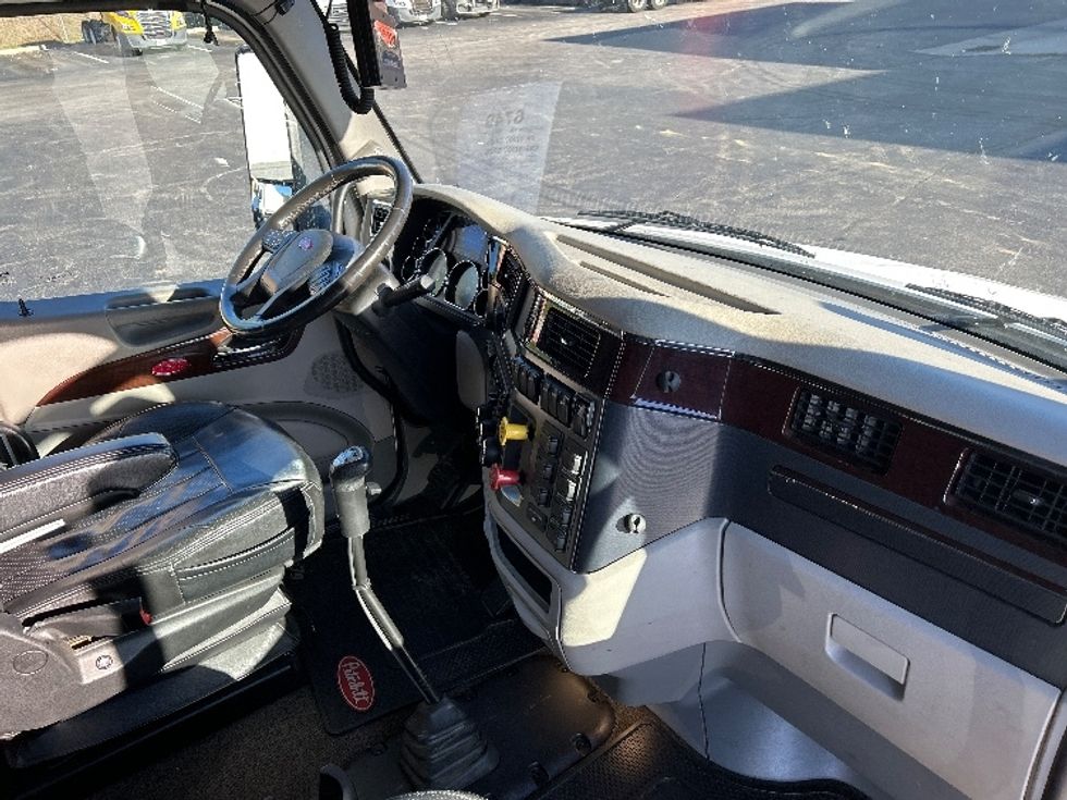 Sleeper Tractor-Heavy Duty Tractors-Peterbilt-2019-579-Akron-OH-272,308\n\t\tmiles-$ 67,000 - Image 15