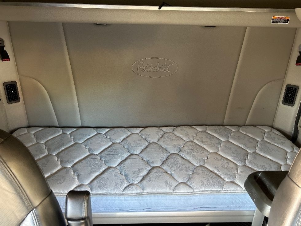 Sleeper Tractor-Heavy Duty Tractors-Peterbilt-2019-579-Akron-OH-272,308\n\t\tmiles-$ 67,000 - Image 16