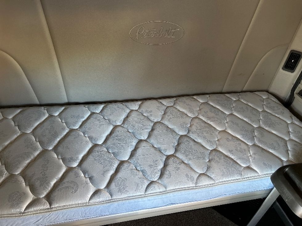 Sleeper Tractor-Heavy Duty Tractors-Peterbilt-2019-579-Akron-OH-272,308\n\t\tmiles-$ 67,000 - Image 17