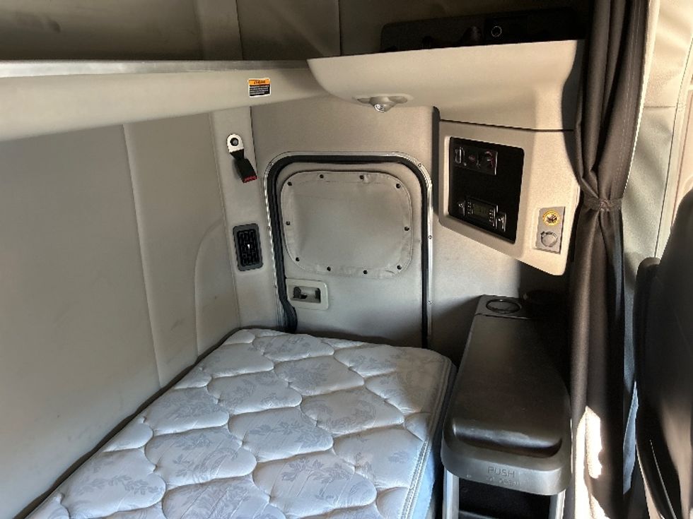 Sleeper Tractor-Heavy Duty Tractors-Peterbilt-2019-579-Akron-OH-272,308\n\t\tmiles-$ 67,000 - Image 18