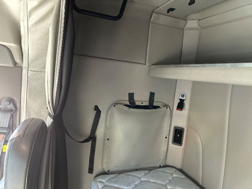 Sleeper Tractor-Heavy Duty Tractors-Peterbilt-2019-579-Akron-OH-272,308\n\t\tmiles-$ 67,000 - Image 19