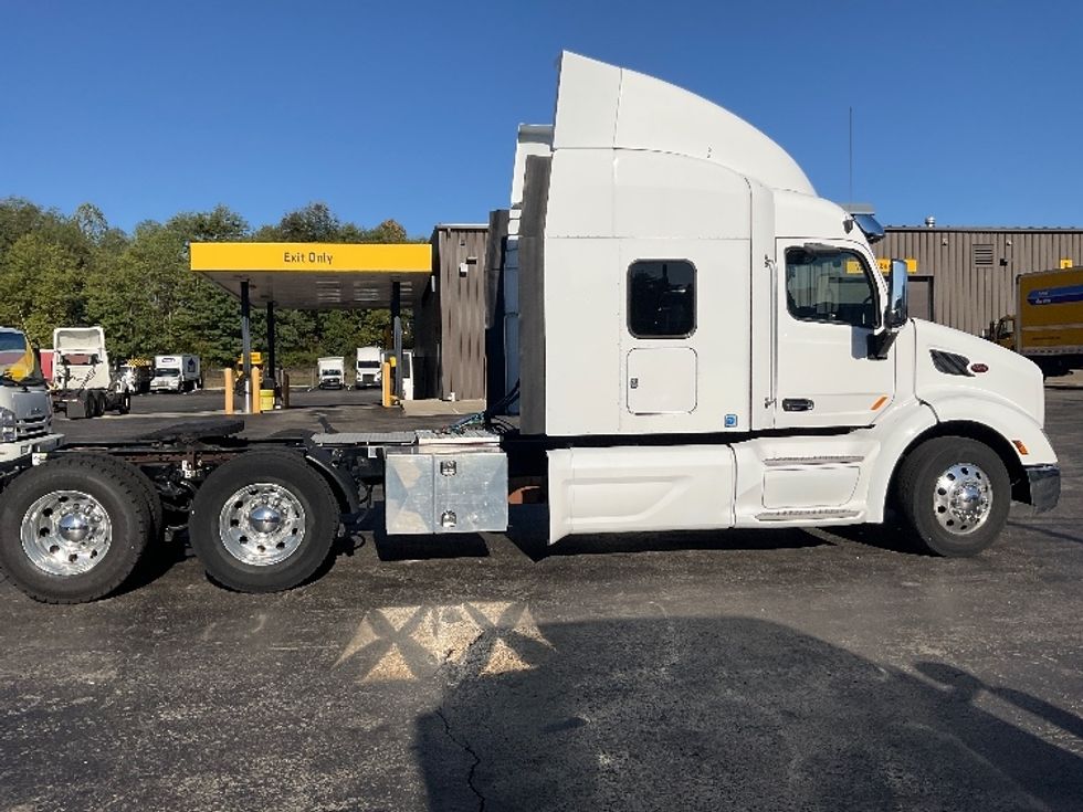 Sleeper Tractor-Heavy Duty Tractors-Peterbilt-2019-579-Akron-OH-272,308\n\t\tmiles-$ 67,000 - Image 8