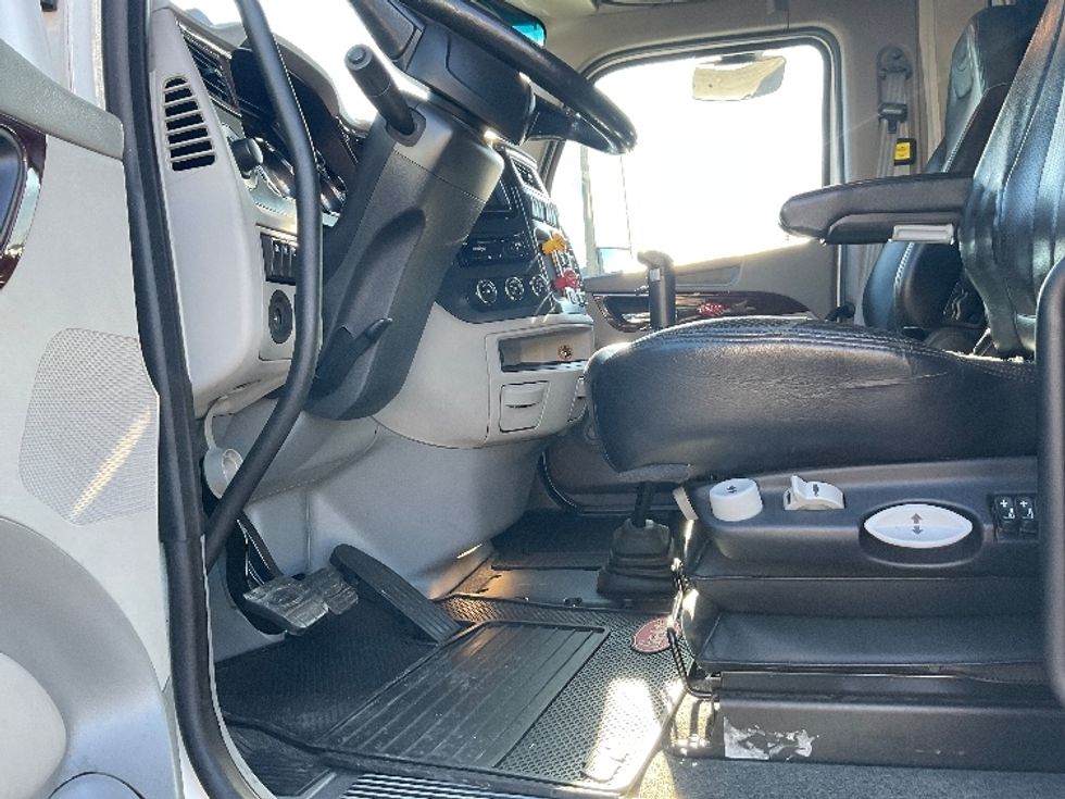 Sleeper Tractor-Heavy Duty Tractors-Peterbilt-2019-579-Akron-OH-272,308\n\t\tmiles-$ 67,000 - Image 9