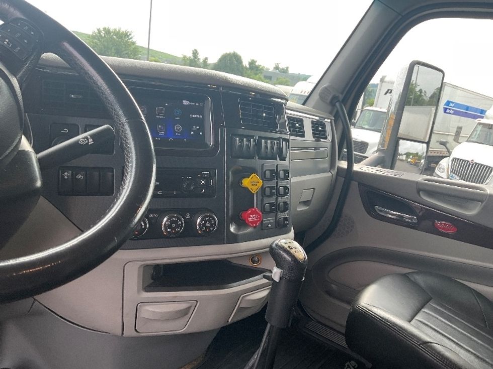Sleeper Tractor-Heavy Duty Tractors-Peterbilt-2019-579-Akron-OH-327,253\n\t\tmiles-$ 61,750 - Image 12