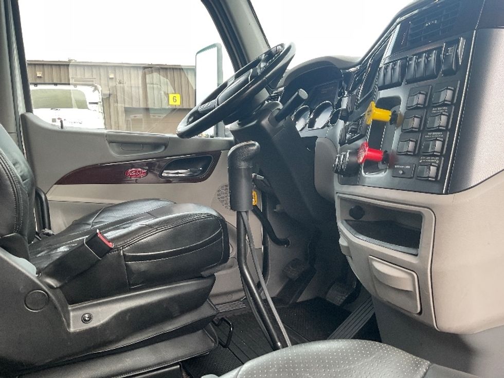 Sleeper Tractor-Heavy Duty Tractors-Peterbilt-2019-579-Akron-OH-327,253\n\t\tmiles-$ 61,750 - Image 15