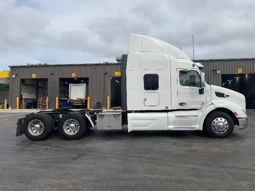 Sleeper Tractor-Heavy Duty Tractors-Peterbilt-2019-579-Akron-OH-327,253\n\t\tmiles-$ 61,750 - Image 8