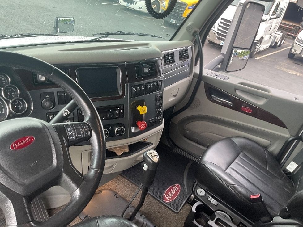 Sleeper Tractor-Heavy Duty Tractors-Peterbilt-2019-579-Mount Pleasant-PA-155,110\n\t\tmiles-$ 63,500 - Image 12