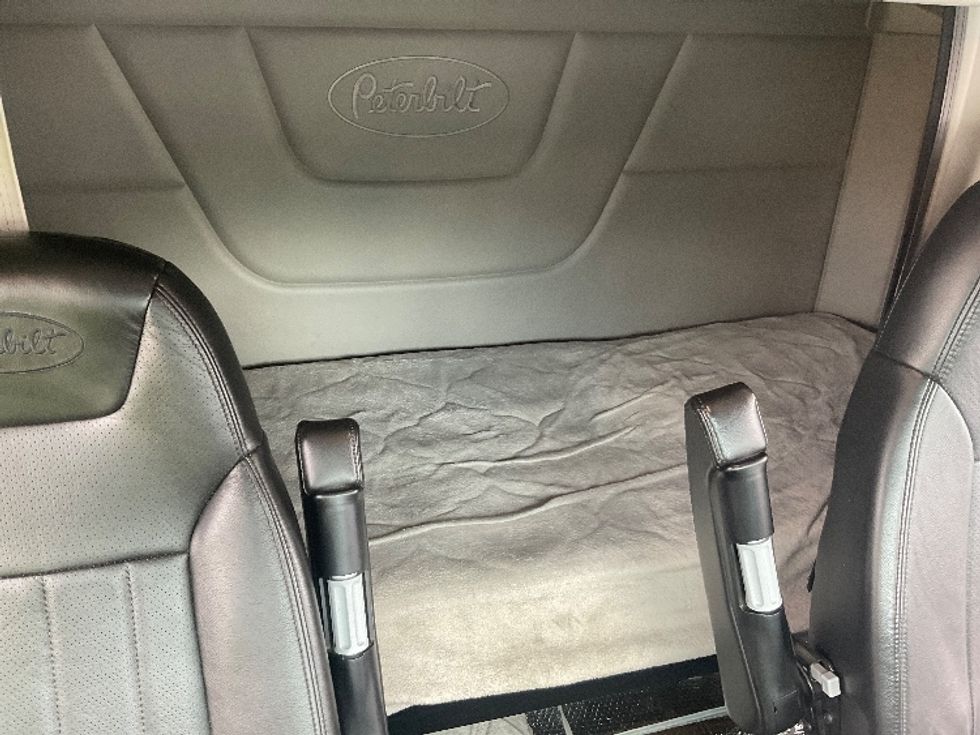 Sleeper Tractor-Heavy Duty Tractors-Peterbilt-2019-579-Mount Pleasant-PA-155,110\n\t\tmiles-$ 63,500 - Image 16