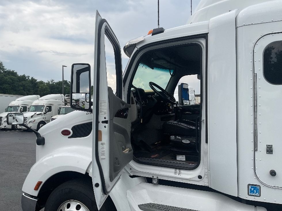 Sleeper Tractor-Heavy Duty Tractors-Peterbilt-2019-579-Mount Pleasant-PA-155,110\n\t\tmiles-$ 63,500 - Image 9
