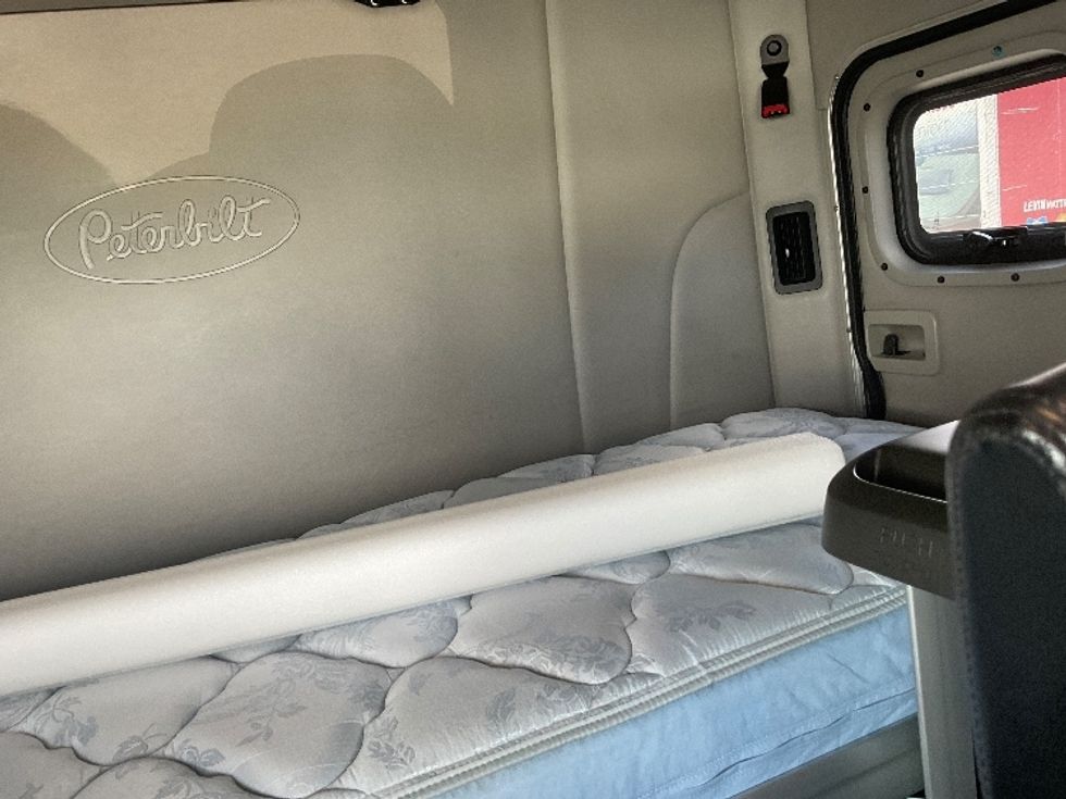 Sleeper Tractor-Heavy Duty Tractors-Peterbilt-2019-579-Mount Pleasant-PA-222,756\n\t\tmiles-$ 62,750 - Image 17