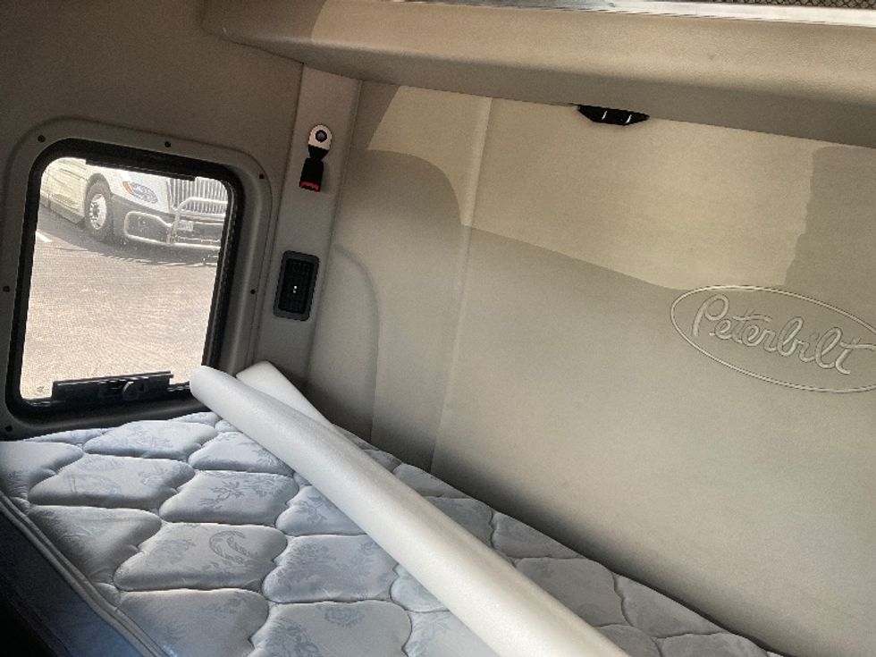 Sleeper Tractor-Heavy Duty Tractors-Peterbilt-2019-579-Mount Pleasant-PA-222,756\n\t\tmiles-$ 62,750 - Image 18