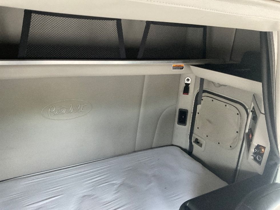 Sleeper Tractor-Heavy Duty Tractors-Peterbilt-2019-579-Mount Pleasant-PA-254,443\n\t\tmiles-$ 52,500 - Image 17