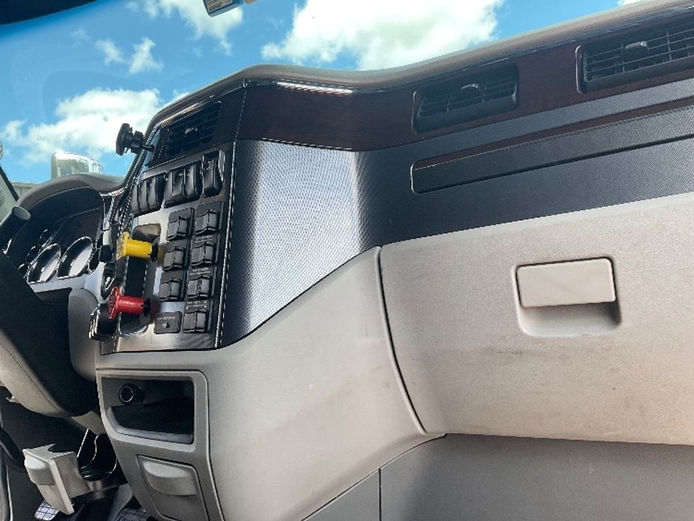 Sleeper Tractor-Heavy Duty Tractors-Peterbilt-2019-579-Mount Pleasant-PA-307,765\n\t\tmiles-$ 59,500 - Image 14