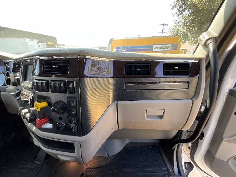 Sleeper Tractor-Heavy Duty Tractors-Peterbilt-2019-579-Torrance-CA-235,793\n\t\tmiles-$ 69,000 - Image 14